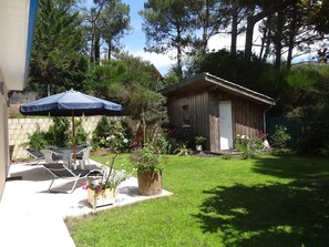 terrasse et jardin soleil du matin