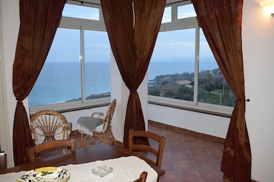 Apartment 1 Schlafzimmer, Wohnzimmer / Küche, großes Panoramafenster mit Blick auf das Meer