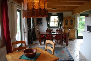 Wohnzimmer mit Kaminofen, Küche / living room with stove, kitchen