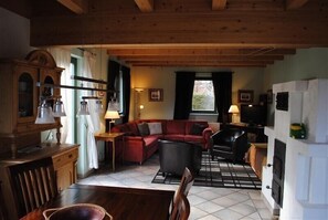 Wohnzimmer mit Kaminofen / living room with stove