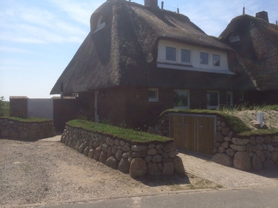 Reetgedecktes Ferienhaus am Wattenmeer mit Blick in die Kampener Bucht