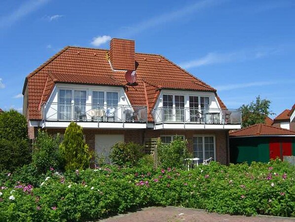 Hausansicht mit Balkon