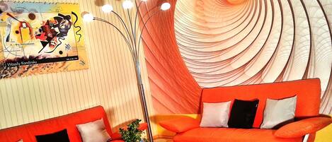 Designer Sofas von Rolf Benz mit moderer Kunst im Wohnzimmer