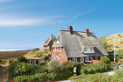 Ferienhaus unter Reet, einmalige ruhige Lage, Dünenblick, nah an Strand und Meer