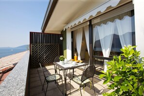 Ca. 12 m² großer Balkon mit herrlicher See- und Bergsicht