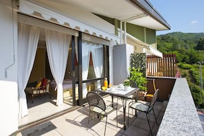 Ca. 12 m² großer Balkon mit herrlicher See- und Bergsicht