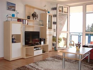 Wohnwand mit 32' TV, DVD, Radio, CD, Bücher, Spiele