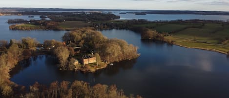 Die Lage des Ferienhauses - auf der Halbinsel direkt am Wasser