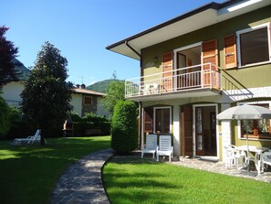 Terrasse und Garten direkt vor der Tür, Grill im Garten