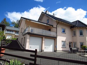 Rückansicht mit Blick auf Ferienwohnung und Auffahrt zur Straße