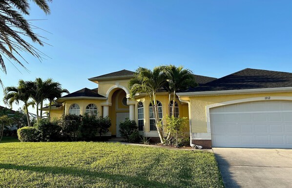 Vorderansicht unserer Villa Grassy Key