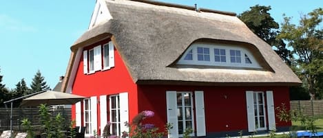 Fischer´s 5 Sterne Ferienhaus Rügen -
Außenansicht mit Terrasse und Garten