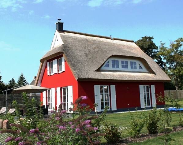 Fischer´s 5 Sterne Ferienhaus Rügen -
Außenansicht mit Terrasse und Garten