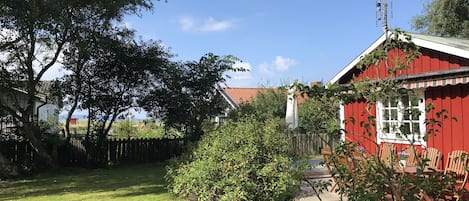 Haus mit Blick auf Terrasse auf Südseite und Ostseite (zum Meer hin)