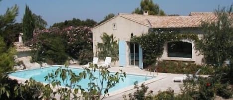 Part of the house with the pool/
Une partie de la maison avec piscine
