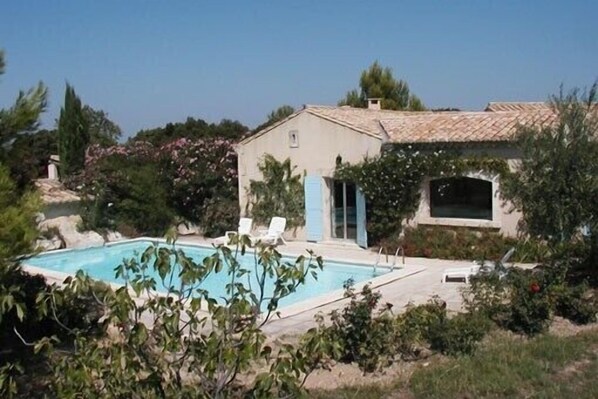 Part of the house with the pool/
Une partie de la maison avec piscine