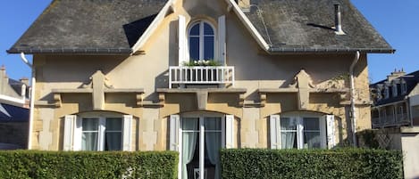 Charmante maison à Saint Aubin sur Mer  à 50 mètres de la plage.