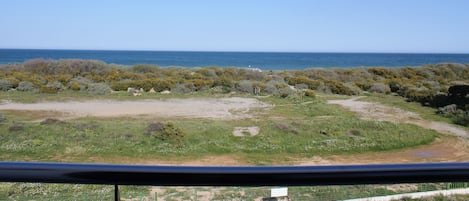 Vue de la chambre. La plage est derrière les dunes protégées du littoral.