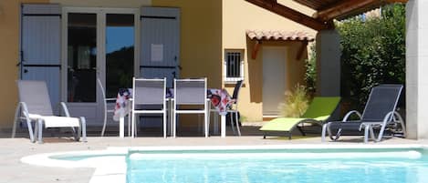 Terrasse et piscine exposées plein sud