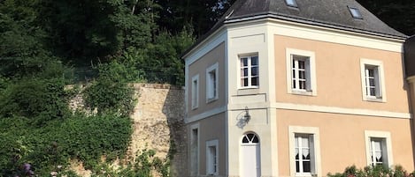 The gartner's house in the gardens of the Chateau: charm, chic, comfortable...