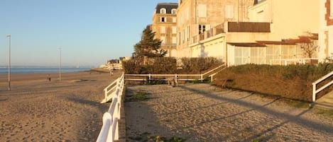 La terrasse collective et son accés direct à la plage.