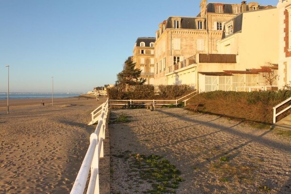 Die gemeinschaftlich genutzte Terrasse und ihr direkter Strandzugang