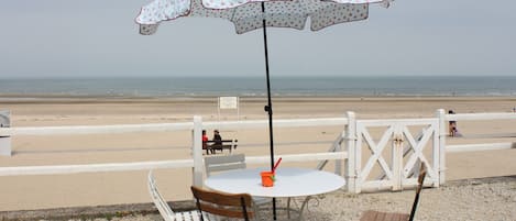 Déjeuner devant la mer sur la terrasse privative de la copropriété