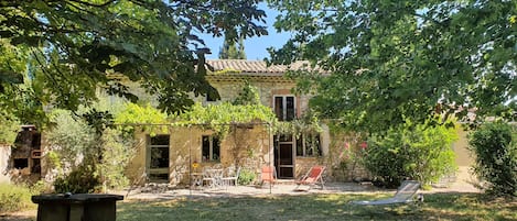 une maison indépendante en  pierres, ouverte sur un vaste jardin, au calme.