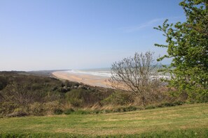 La plage d'Omaha beach, vue depuis le chemin partant de la maison