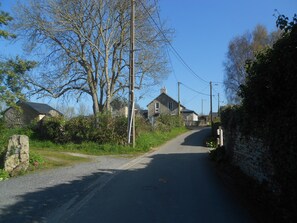 La petite rue du hameau du Cabourg, en face la maison du Pretty cottage.