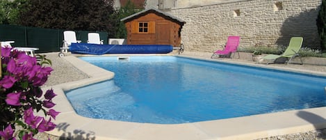 Piscine chauffée en saison et sécurisée