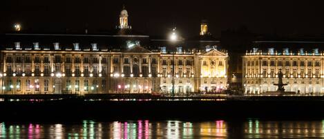 Vue de Bordeaux la nuit