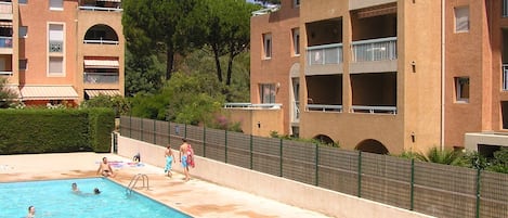 Piscine  clôturée avec portillon  sécurisé pour les enfants 