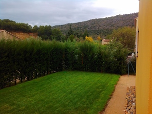 ArriĂšre de la maison, gazon et vue sur les Dentelles de Montmirail.