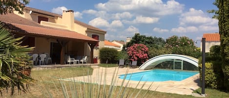 Maison, piscine et jardin