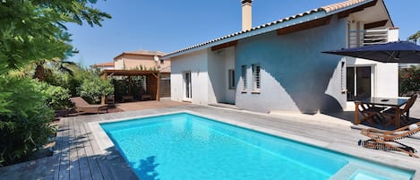 "coté piscine" avec sa Végétation, les Terrasses BOIS TECK , la Cabane Pergola..