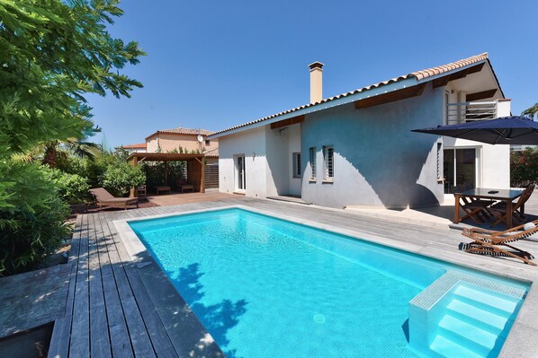 "coté piscine" avec sa Végétation, les Terrasses BOIS TECK , la Cabane Pergola..