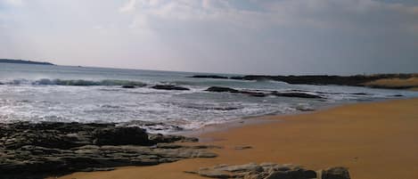 Plage de KERHILLIO 
à 15mn, marée basse.