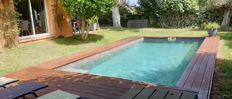 La piscine avec sa terrasse bois