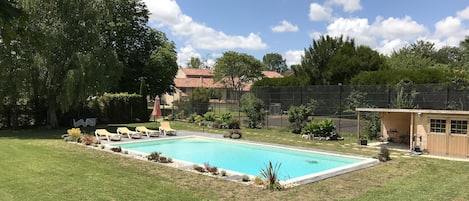 vue de la piscine vers le gite