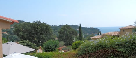 charmante maison avec vue mer et grande terrasse en bois pour profiter ...