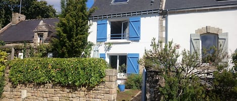 Petite maison aux volets bleus