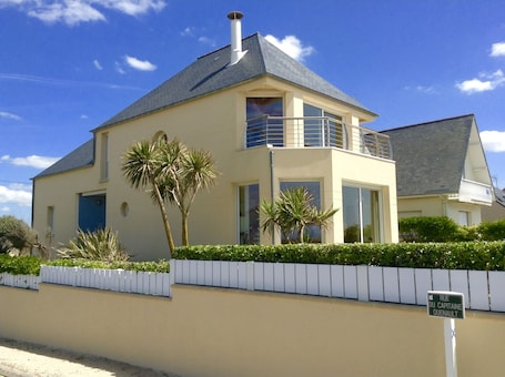 La maison en Front de Mer avec ses grandes baies vitrées