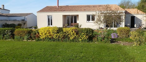 la maison coté jardin