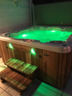 Outdoor spa tub