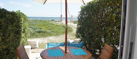 terrasse vue mer et jardin