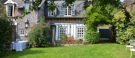 Maison vue du jardin