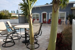 Front view/ High top dining for four