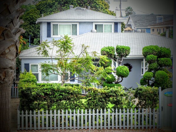 Live the barefoot beach life!  500 steps to the beach,  private back yard, nice!