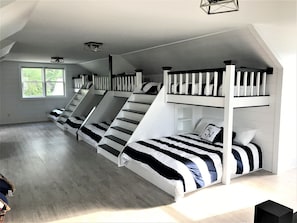 Master LOFT! 4 queen beds and 4 twins! TV too!